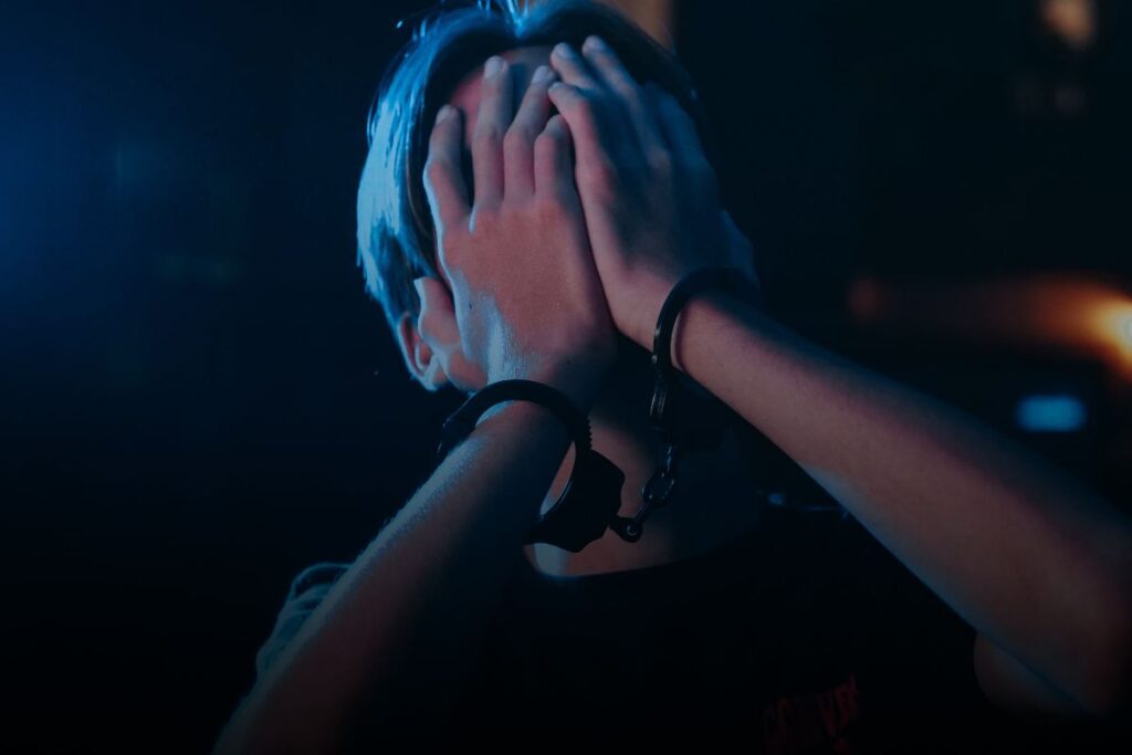 hombre esposas oscuridad