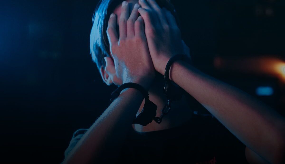 hombre esposas oscuridad